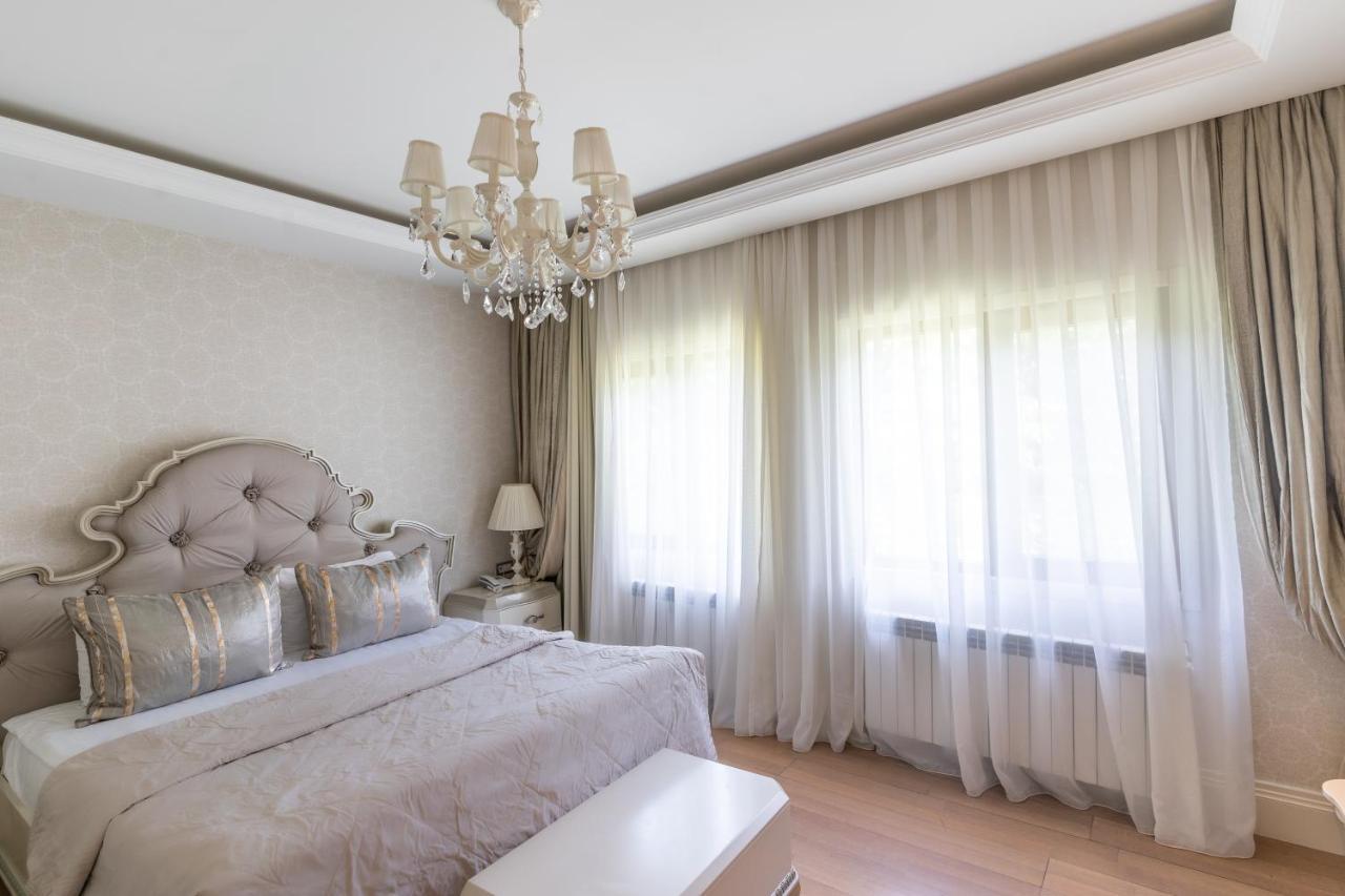 Qafqaz Riverside Hotel Qəbələ Exterior foto Curtains in a bedroom