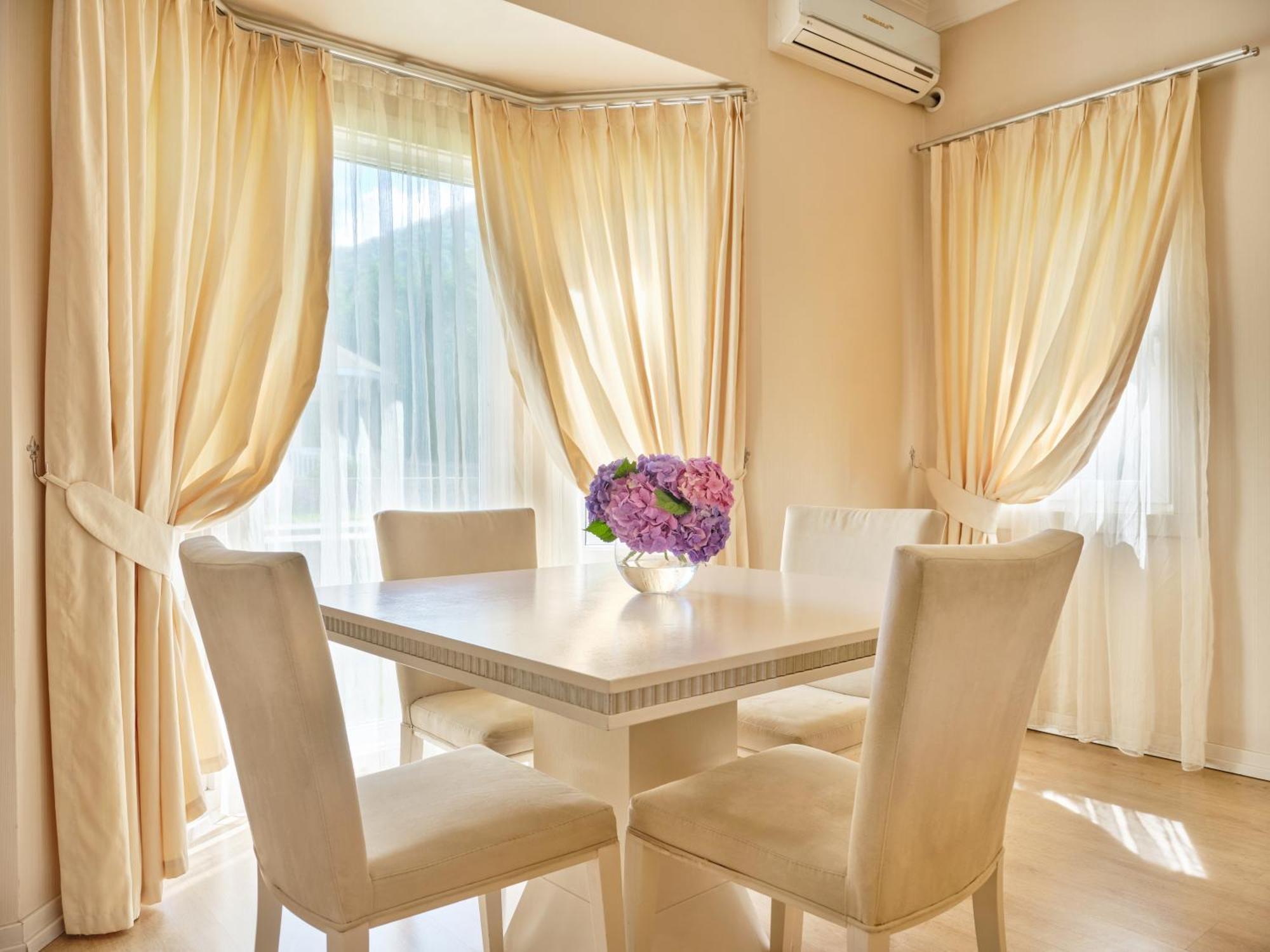 Qafqaz Riverside Hotel Qəbələ Exterior foto Curtains in a dining room