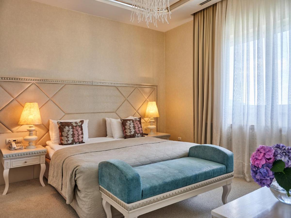 Qafqaz Riverside Hotel Qəbələ Exterior foto A bedroom at the hotel