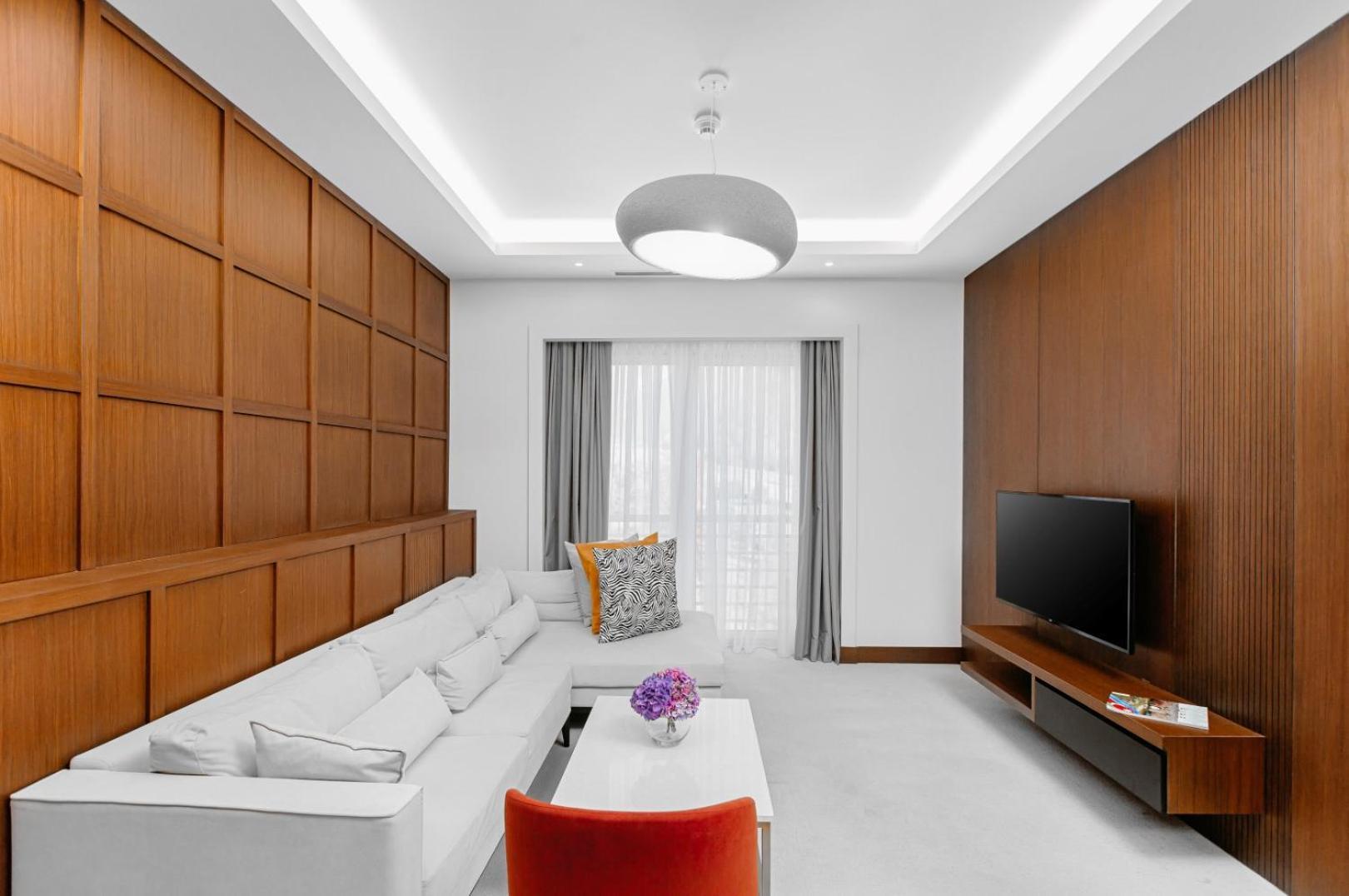 Qafqaz Riverside Hotel Qəbələ Exterior foto A living room with a white ceiling